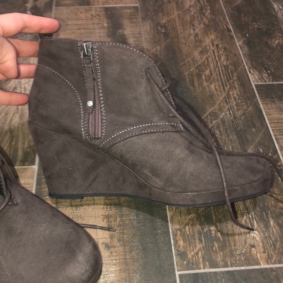 Brown suede booties. Size 81/2 - Picture 3 of 5